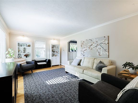 4th image of 83 Tamarack Dr