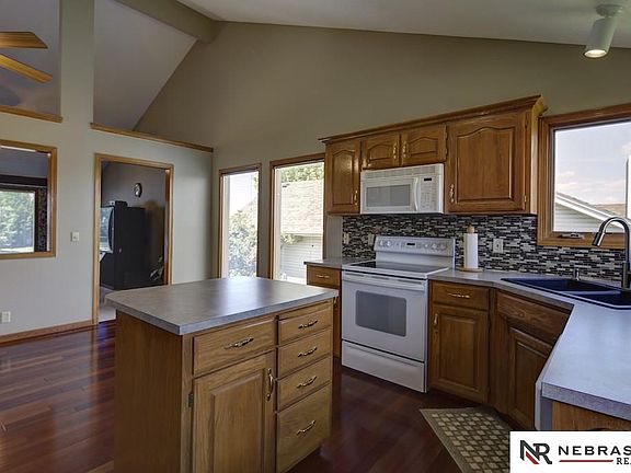 5th image of 613 Diamond Ln