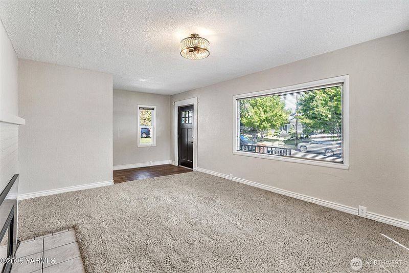 4th image of 218 S 15th Avenue
