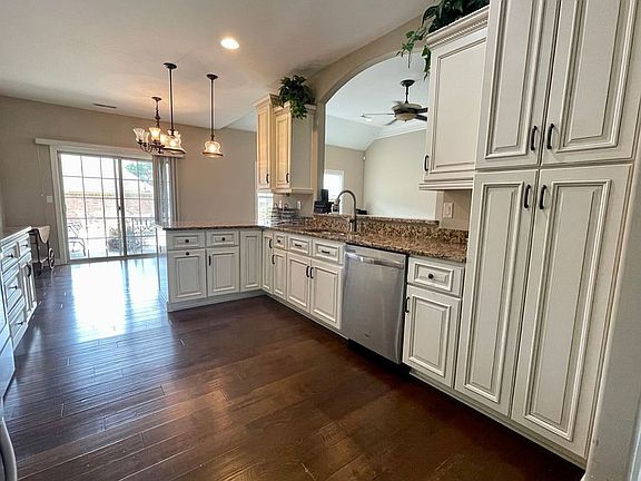 Custom Cabinets w/ Lg Pantry