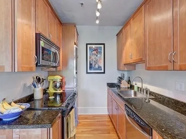 61 Park Dr APT 10, Boston, MA 02215