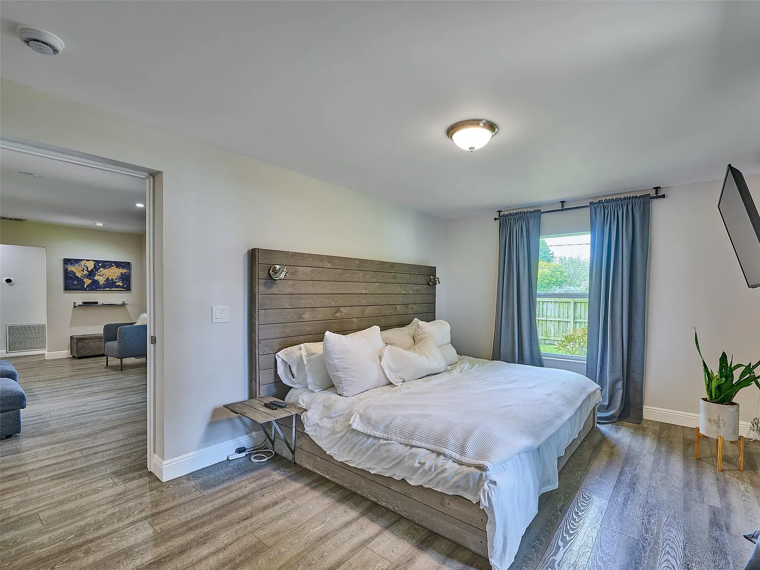 3 bed, 2.0 bath, 1643 sqft, $6,000 — Photo 4