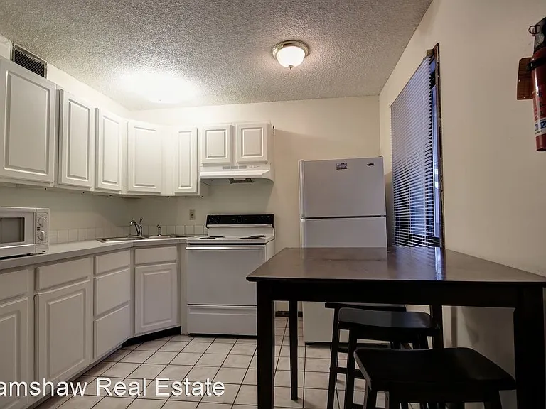 1105 W Main St — Photo 1