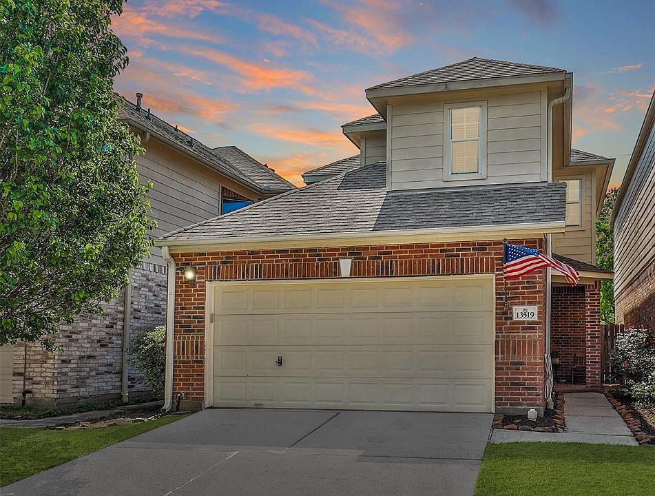 Welcome HOME to 13519 Villas Palmas Drive