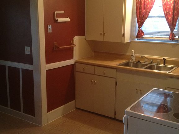Kitchen w/stove and fridge