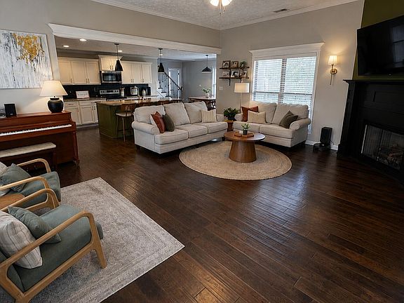 3rd image of 421 Strawberry Ridge Dr