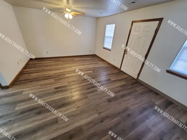 218 N Crest Dr, Raymore, MO 64083