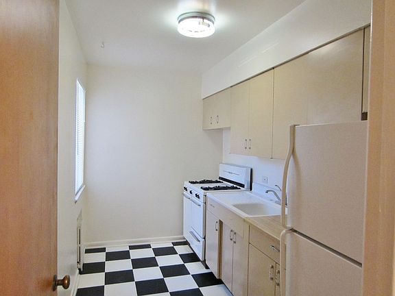 3rd image of 670 N Pearl St