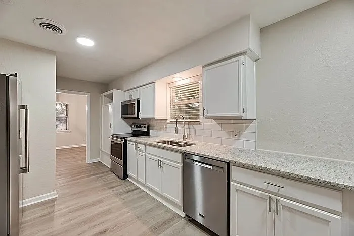 5 bed, 3.0 bath, 3016 sqft, $3,000 — Photo 2