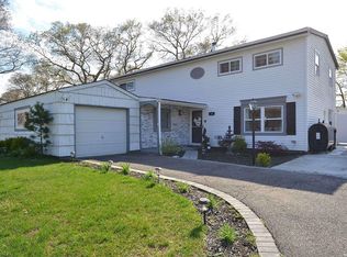 20 Library Ln, Holbrook, NY 11741