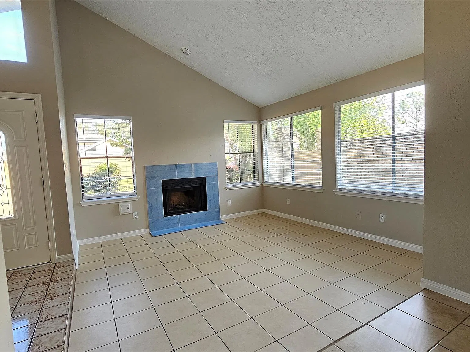 3 bed, 2.0 bath, 1830 sqft, $1,995 — Photo 2