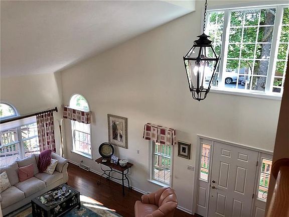 4th image of 29 Lakeridge Dr