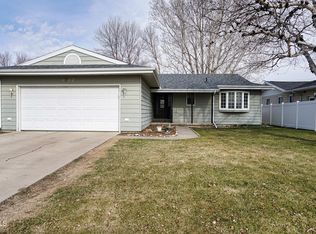 1712 Rose Ln, Williston, ND 58801