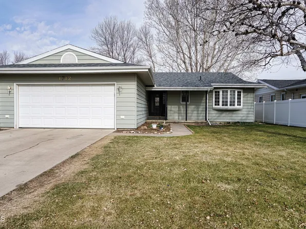 1712 Rose Ln, Williston, ND 58801