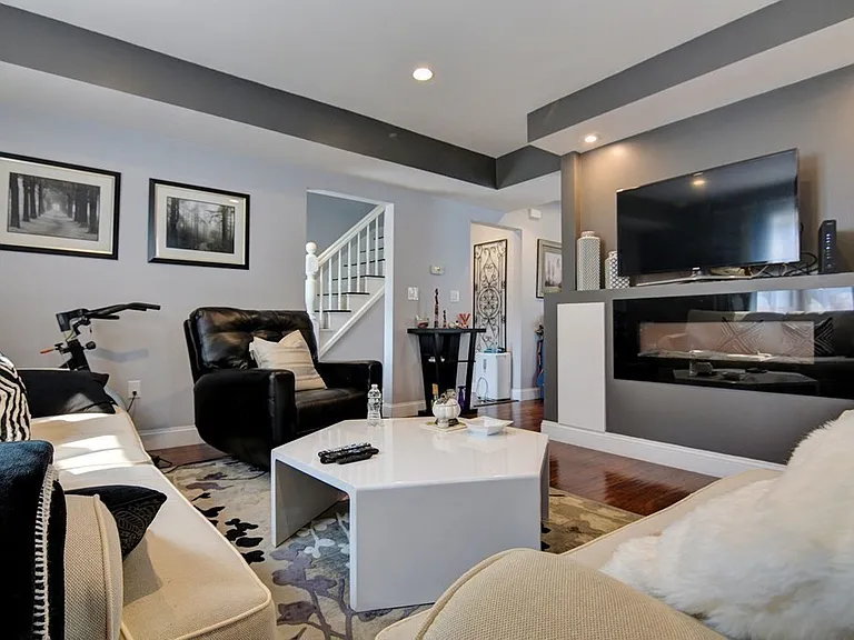 2 Lexington St — Photo 16