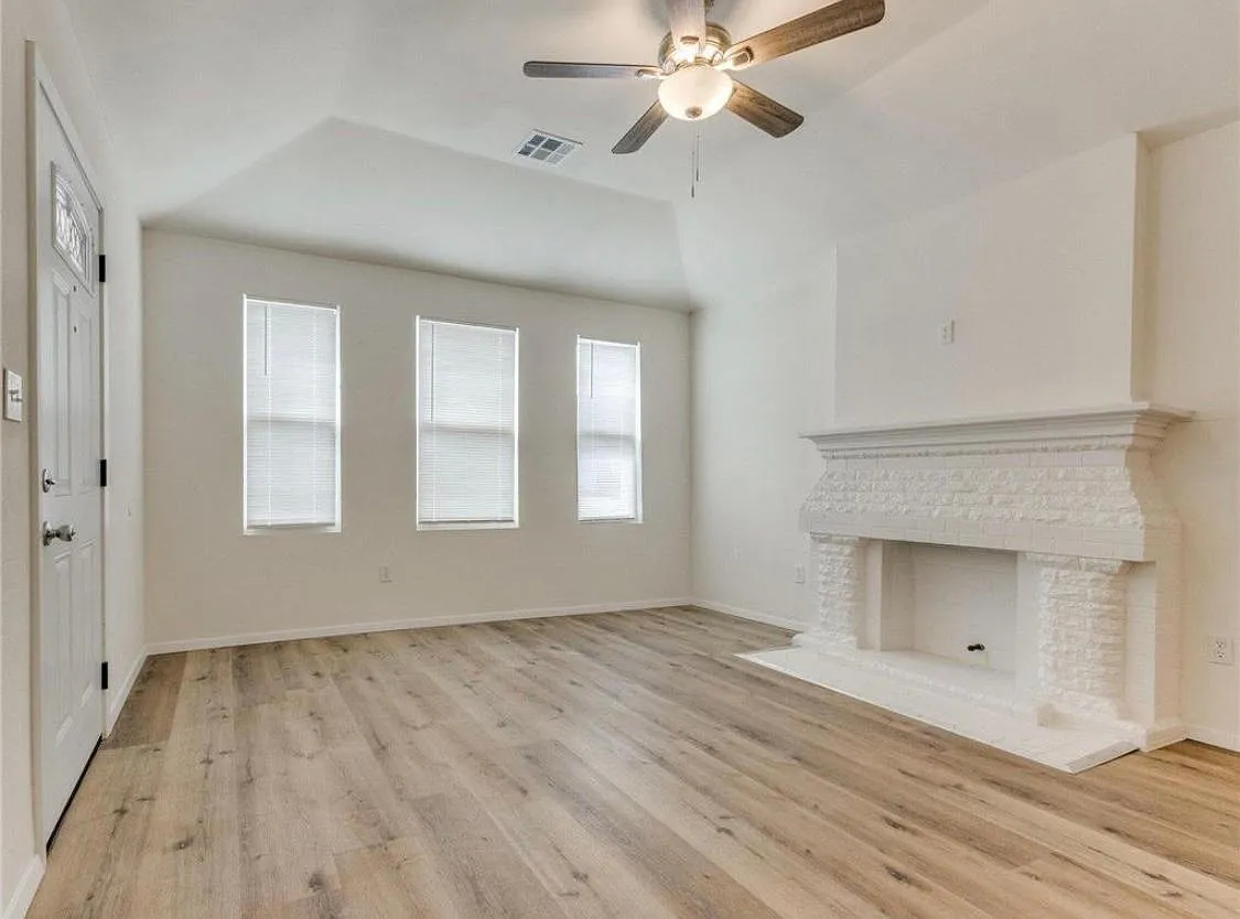 1009 NE 20th St — Photo 4