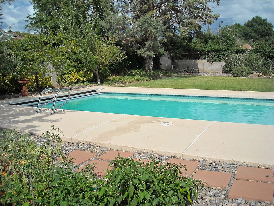 Pool with Automatic Cover