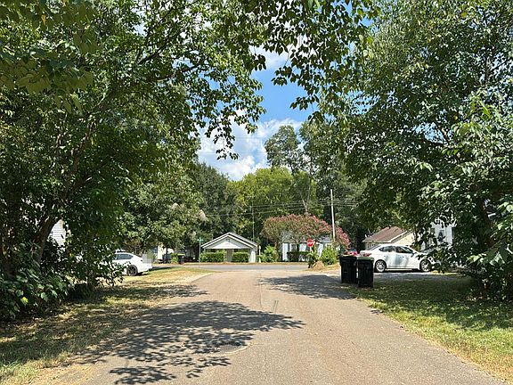 5th image of 903 W 5th St