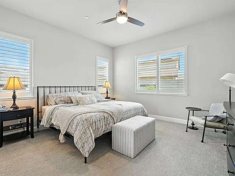 Master bedroom (King size bed)