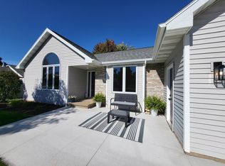 2000 Dreamfield Ln, Menasha, WI 54952