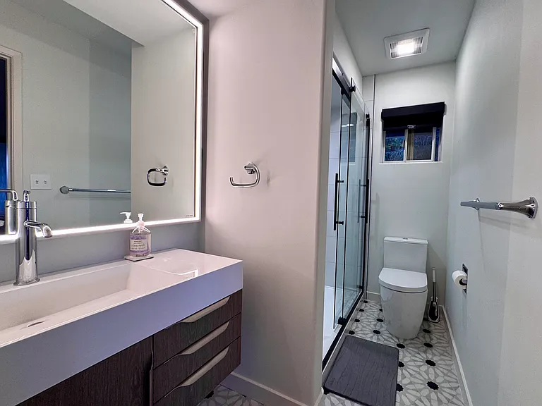 Bedroom #1 en suite bathroom.
