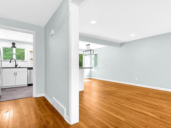 5th image of 912 New Burg St