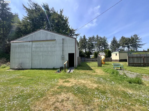 90884 Hollywood Ln, Coos Bay, OR 97420