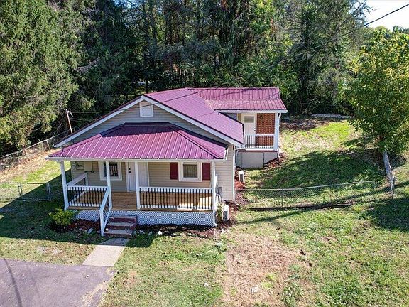 2nd image of 1529 Riverview Dr
