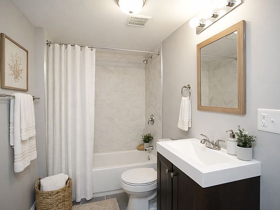 3rd image of 100 W 38th St #8