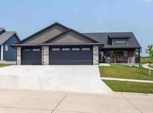 932 Red Oak St, Manchester, IA 52057
