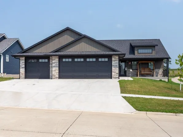 932 Red Oak St, Manchester, IA 52057