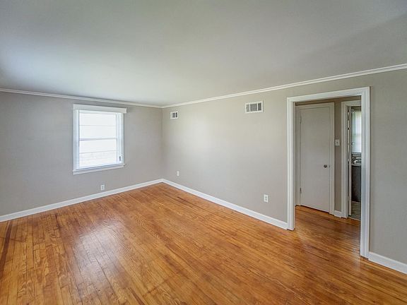 4th image of 104 Van Buren St