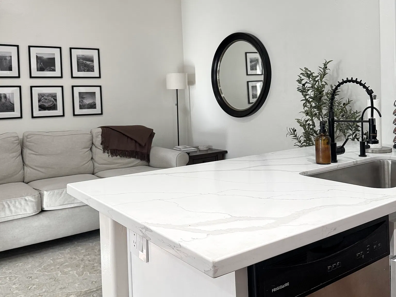 2 bed, 750 sqft, $2,200 — Photo 2