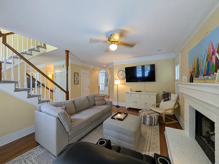 1920 Oak Tree Ln — Photo 9