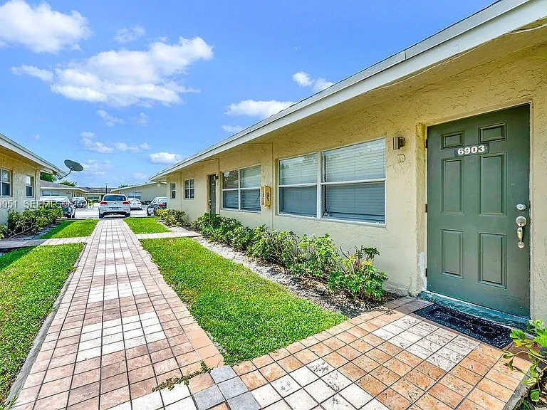 6907 SW 7th St — Photo 26