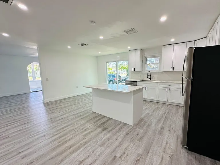 1225 Bermuda St — Photo 8