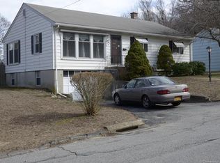 14 Holly Hill Dr, Uncasville, CT 06382