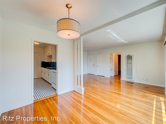 3rd image of 1226 N Laurel Ave APT 203