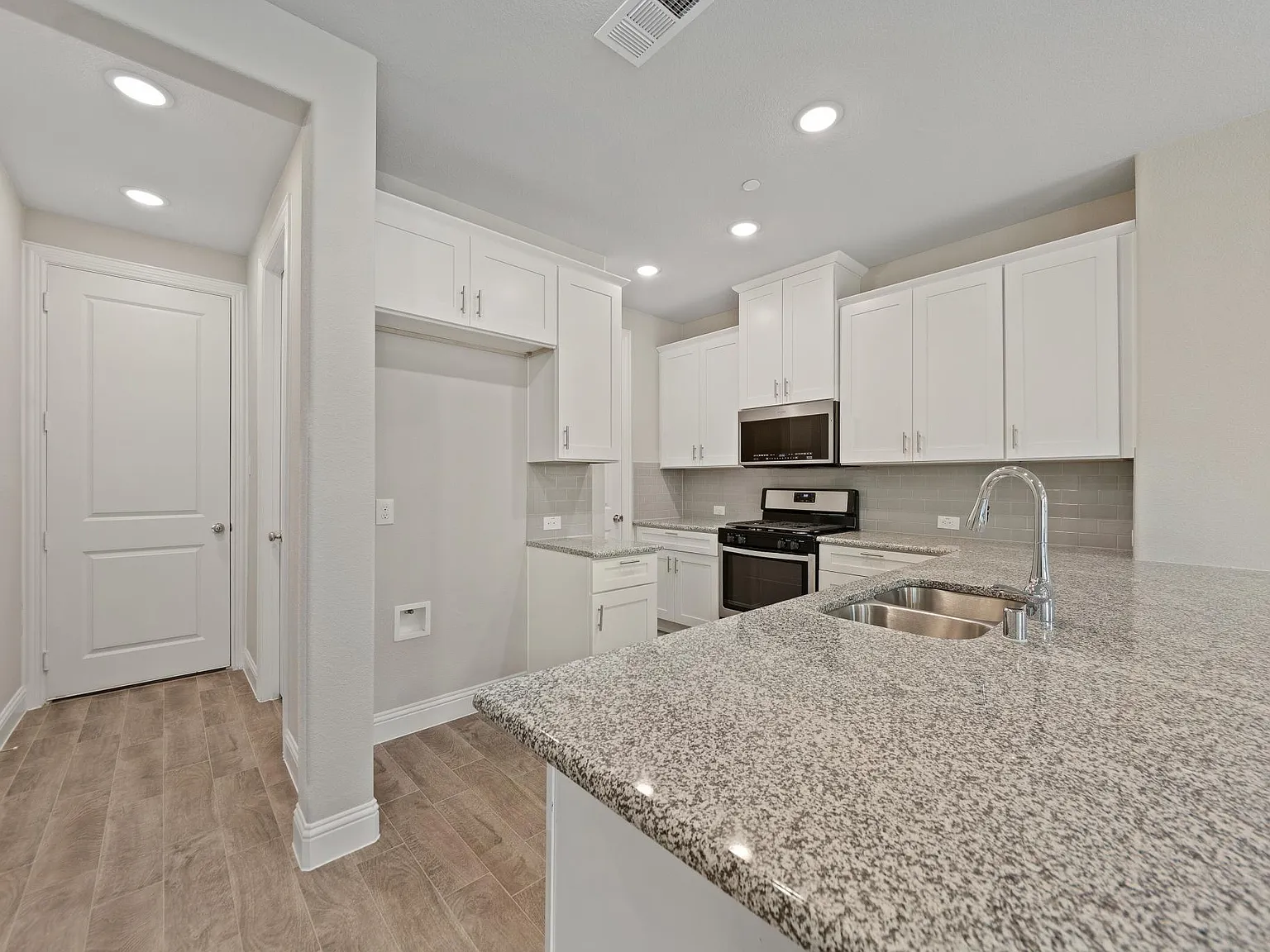 3 bed, 2.5 bath, 1741 sqft, $2,495 — Photo 4