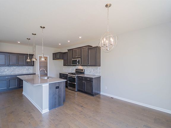 3rd image of 11024 Pondwoods Dr