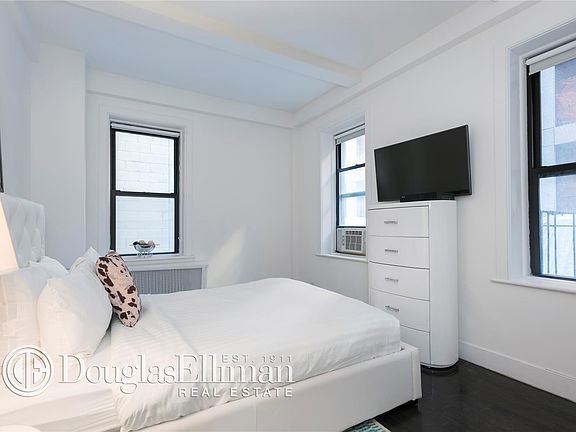 3rd image of 19 W 55th St #2