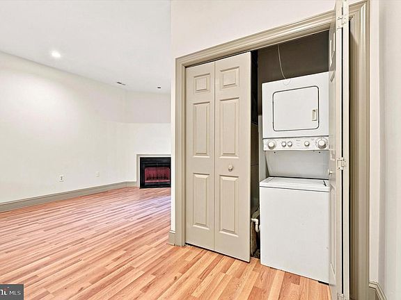 4th image of 1529 Green St APT C