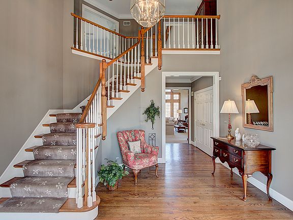 4th image of 319 Carriage Hill Cir