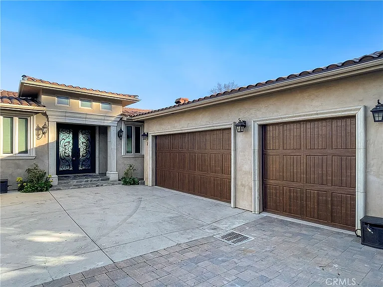 2 Stallion Rd — Photo 2