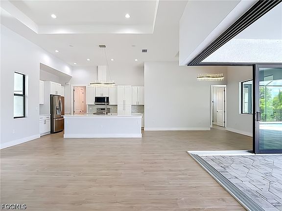 4th image of 620 SW 26th St