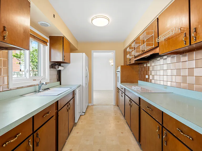 818 Leahy Cir — Photo 21