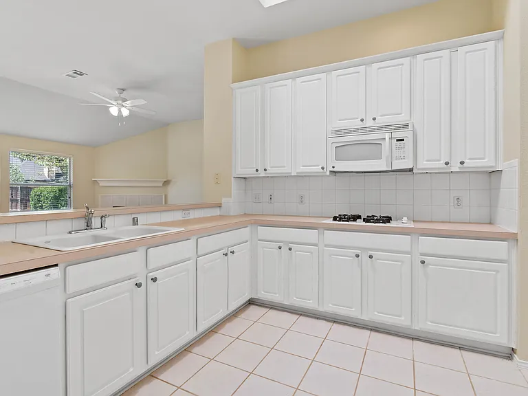 1703 Nightingale Ln — Photo 9