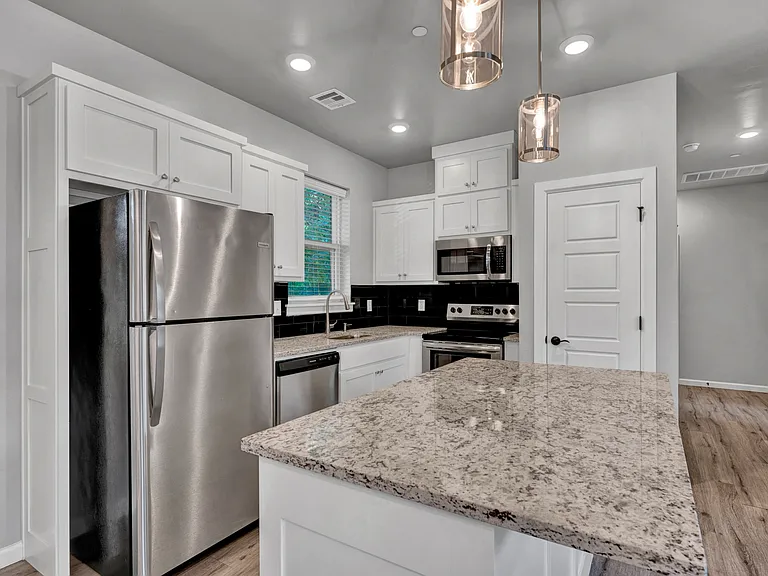1138 N Blackwelder Ave — Photo 3