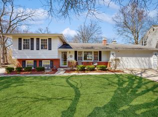 1S550 Hawthorne Ln, Wheaton, IL 60189