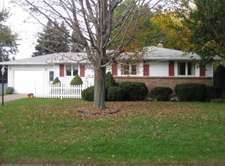 5 Lincolnshire Dr, Lockport, NY 14094